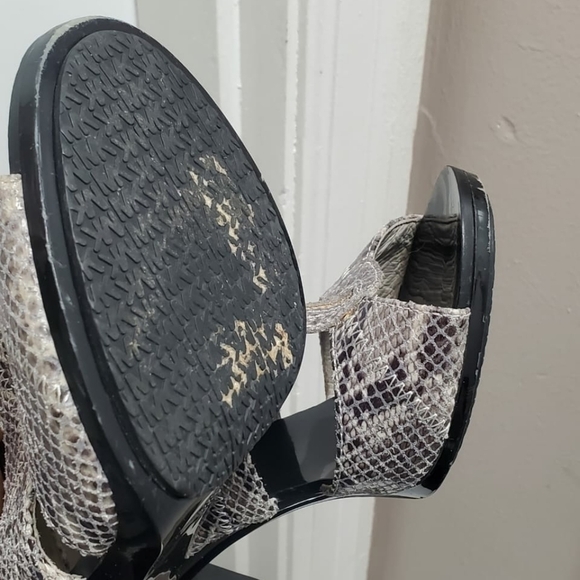 MICHAEL KORS  Women’s Berkley T-Strap Embossed Snakeskin Heels Sandals Size 8M✌️ - Picture 9 of 11